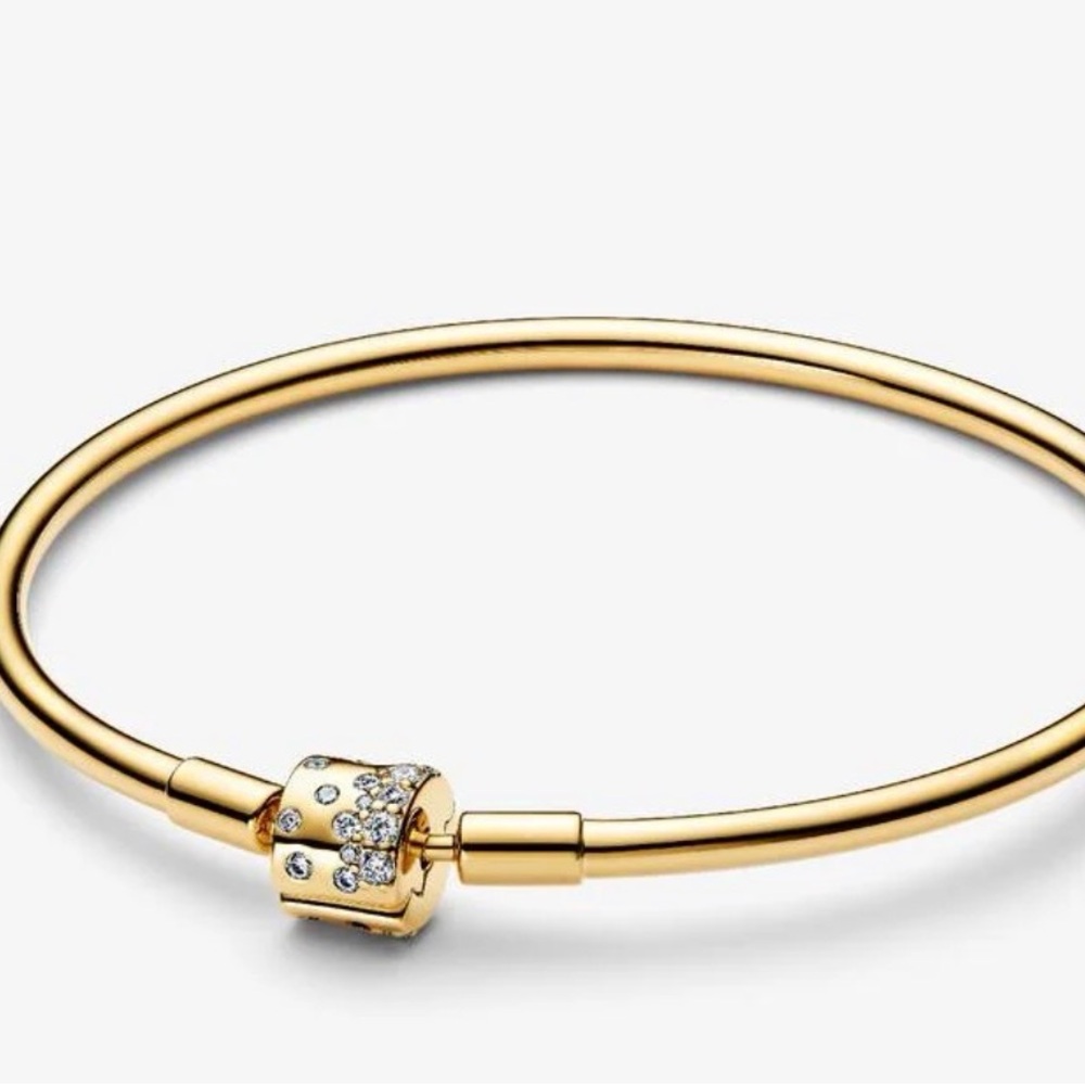 New in box Pandora Sparkling Barrel Clasp Bracelet 14K gold plated